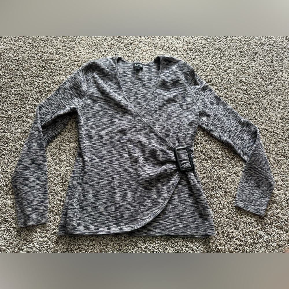 APT.9. Women’s shirt size large.